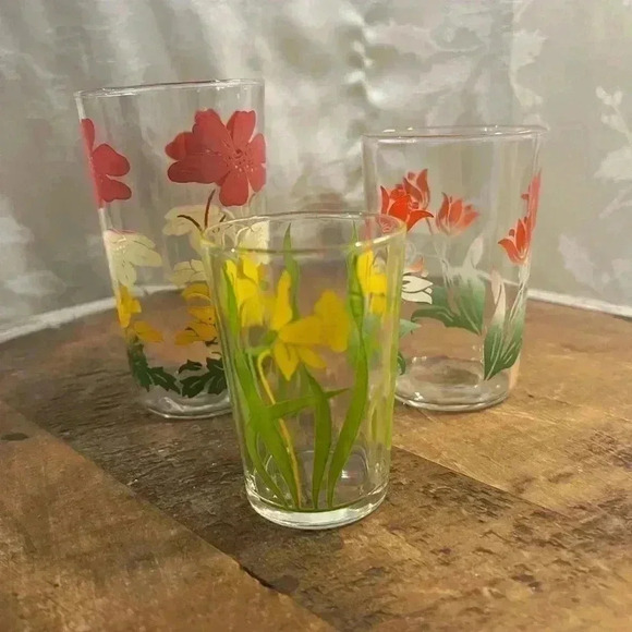Vintage Set of 3 Mismatched Floral  Drinking Glasses - Picture 1 of 3